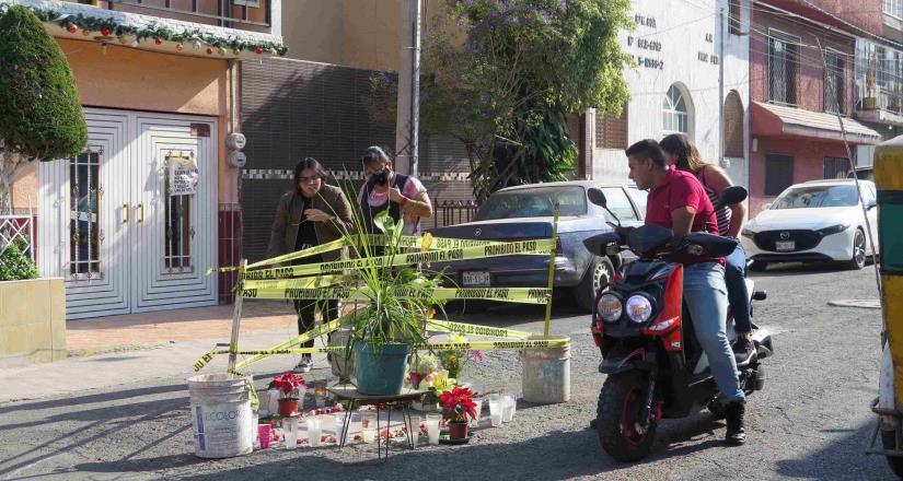 Celebran figura de la Virgen que se formó en un bache de Neza Celebran figura de la Virgen que se formó en un bache de Neza