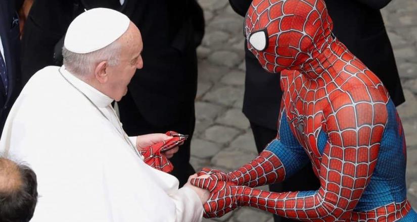 El Papa Francisco estrecha la mano del Hombre Araña El Papa Francisco estrecha la mano del Hombre Araña