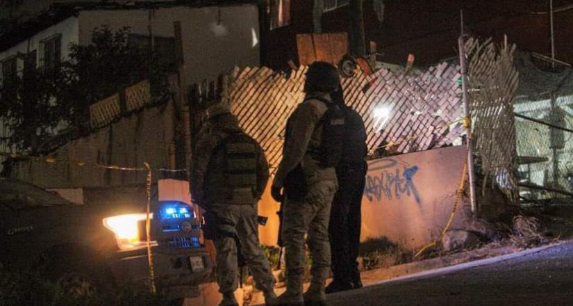 Abandonan cuerpo dentro de maleta y con narcomensaje en la colonia Obrera