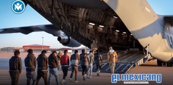 Esposados y encadenados: Deportan en aviones militares a migrantes de EU