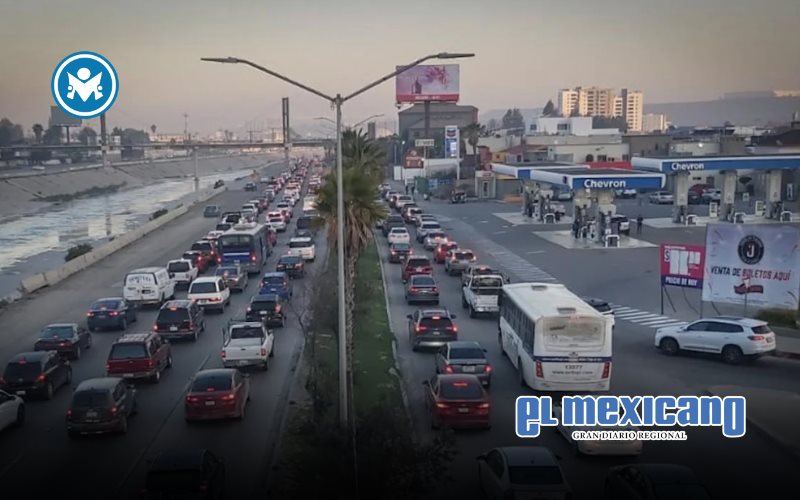 Socavón ralentiza tráfico en la vía rápida Socavón ralentiza tráfico en la vía rápida