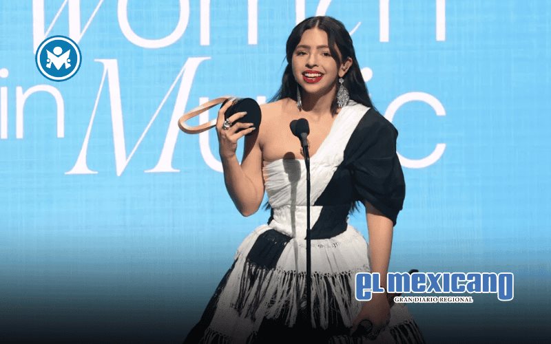 Ángela Aguilar en premios Billboard Women 2025 con look similar al de Cazzu