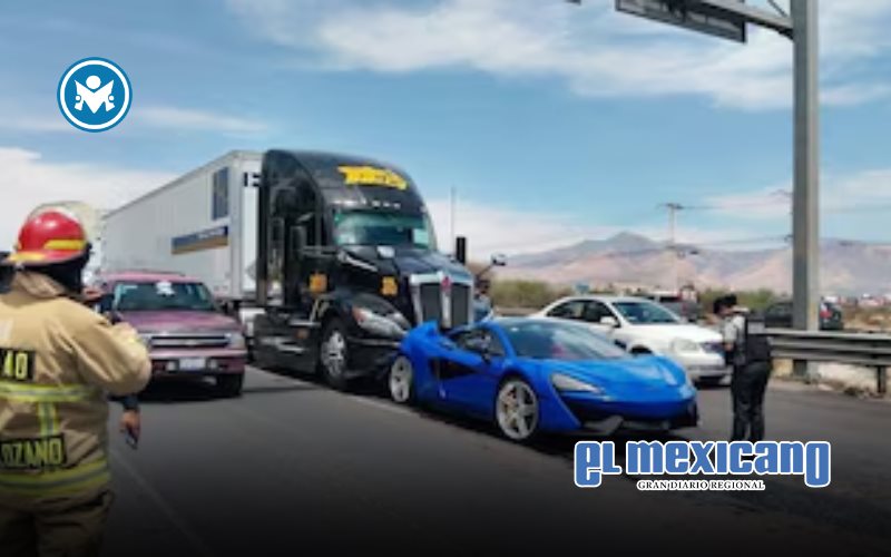Aparatoso choque entre tráiler y McLaren en la carretera Silao-Irapuato Aparatoso choque entre tráiler y McLaren en la carretera Silao-Irapuato