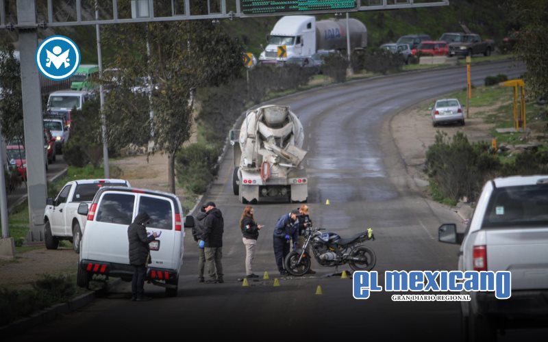 Muere motociclista tras impactarse contra camión revolvedor en la carretera Tijuana-Tecate Muere motociclista tras impactarse contra camión revolvedor en la carretera Tijuana-Tecate