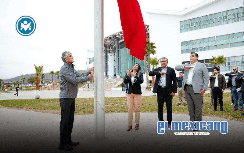 Encabeza Claudia Agatón izamiento de Bandera Encabeza Claudia Agatón izamiento de Bandera