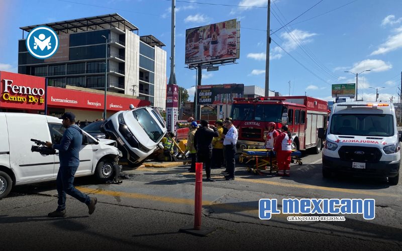 Choque múltiple en Zona Río deja a una persona prensada