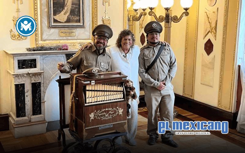 Denisse de Kalafe dona partitura de Señora, señora a organilleros de México Denisse de Kalafe dona partitura de Señora, señora a organilleros de México