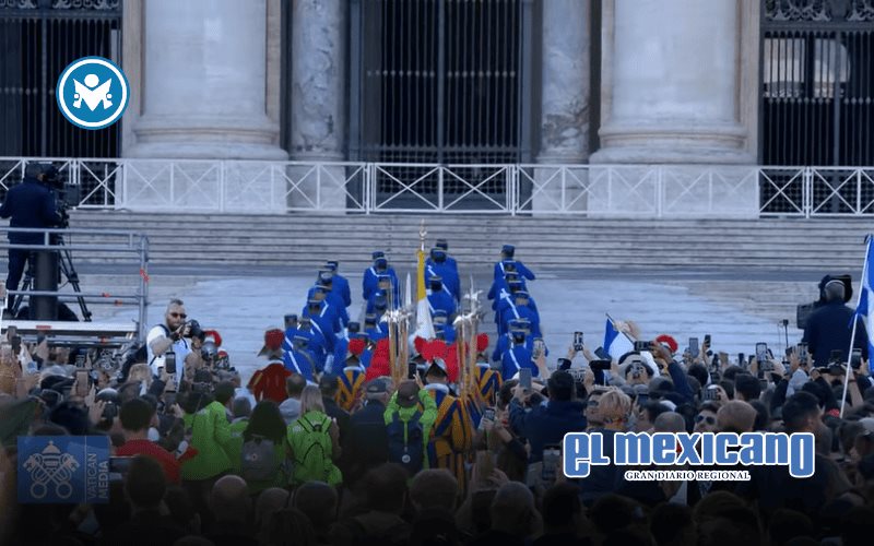 Sale humo blanco de la Capilla Sixtina donde se eligió al nuevo Papa Sale humo blanco de la Capilla Sixtina donde se eligió al nuevo Papa