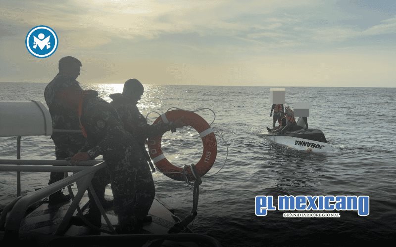 Rescatan a cuatro náufragos frente a Huatulco tras volcadura de embarcación
