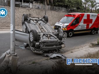 Mujer y menor de 4 años vuelcan en la colonia Emperadores