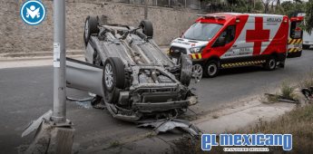 Mujer y menor de 4 años vuelcan en la colonia Emperadores