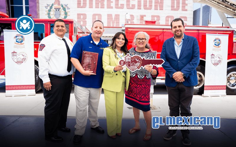 Entregan alcaldesa Claudia Agat&oacute;n, Baja Bridges y clubes rotarios una m&aacute;quina escalera a Bomberos de Ensenada