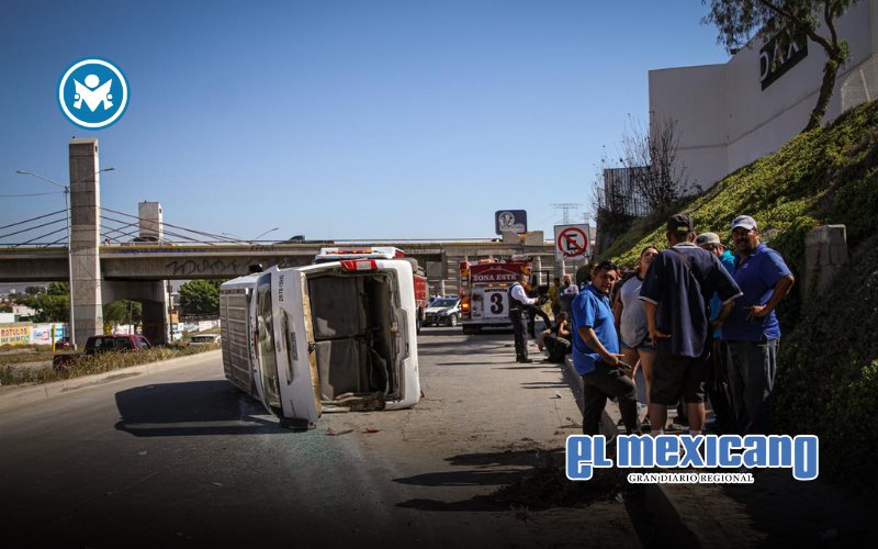 Volcadura de taxi deja ocho lesionados frente a Plaza Walmart 2000 en Tijuana