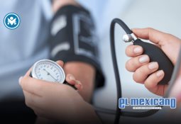 Automóvil cae de un tercer piso de plaza comercial en Ciudad de México Automóvil cae de un tercer piso de plaza comercial en Ciudad de México