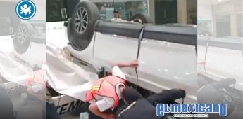 Automóvil cae de un tercer piso de plaza comercial en Ciudad de México Automóvil cae de un tercer piso de plaza comercial en Ciudad de México