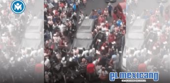 Conductor intenta avanzar entre manifestantes de la CNTE en San Antonio Abad Conductor intenta avanzar entre manifestantes de la CNTE en San Antonio Abad