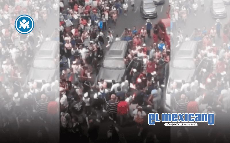 Conductor intenta avanzar entre manifestantes de la CNTE en San Antonio Abad