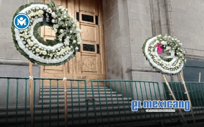 Colocan coronas fúnebres frente a la SCJN como protesta por elección judicial