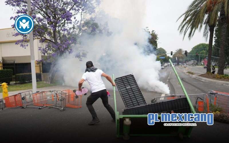 Agentes de la ICE se enfrentan a manifestantes en Paramount, California Agentes de la ICE se enfrentan a manifestantes en Paramount, California