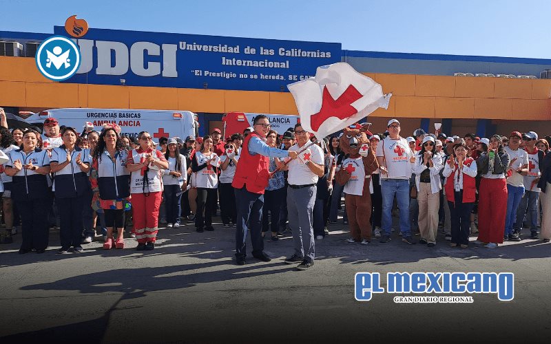 Realizan estudiantes y personal de UDCI boteo para colecta de la Cruz Roja