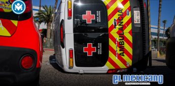 Ambulancia vuelca tras ser impactada por camión de transporte frente a Samsung