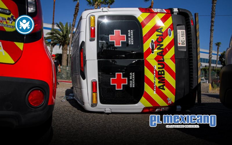 Ambulancia vuelca tras ser impactada por camión de transporte frente a Samsung Ambulancia vuelca tras ser impactada por camión de transporte frente a Samsung