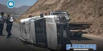 Camioneta de Izzi vuelca en Corredor 2000 tras derrape por líquido en el pavimento