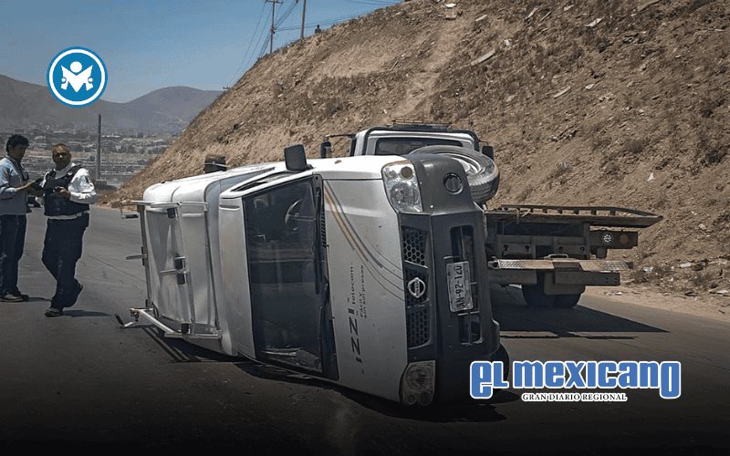 Camioneta de Izzi vuelca en Corredor 2000 tras derrape por líquido en el pavimento Camioneta de Izzi vuelca en Corredor 2000 tras derrape por líquido en el pavimento