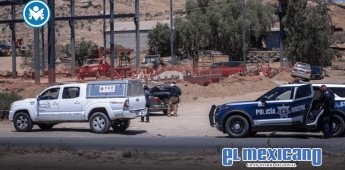Hallan dos cuerpos en auto robado en la colonia Fideicomiso