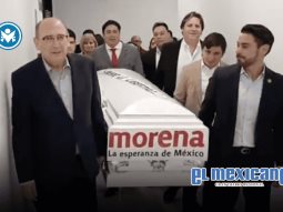 Diputados del PRI llevan ataúd al pleno en protesta por ley que mata la libertad de expresión