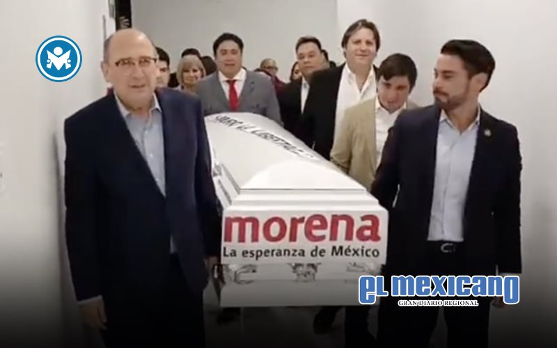 Diputados del PRI llevan ataúd al pleno en protesta por ley que mata la libertad de expresión Diputados del PRI llevan ataúd al pleno en protesta por ley que mata la libertad de expresión