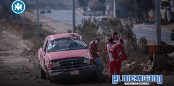 Conductor vuelca camioneta en Bulevar 2000 al esquivar camión