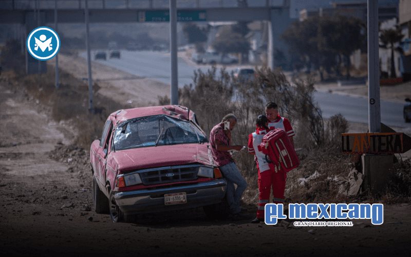 Conductor vuelca camioneta en Bulevar 2000 al esquivar camión