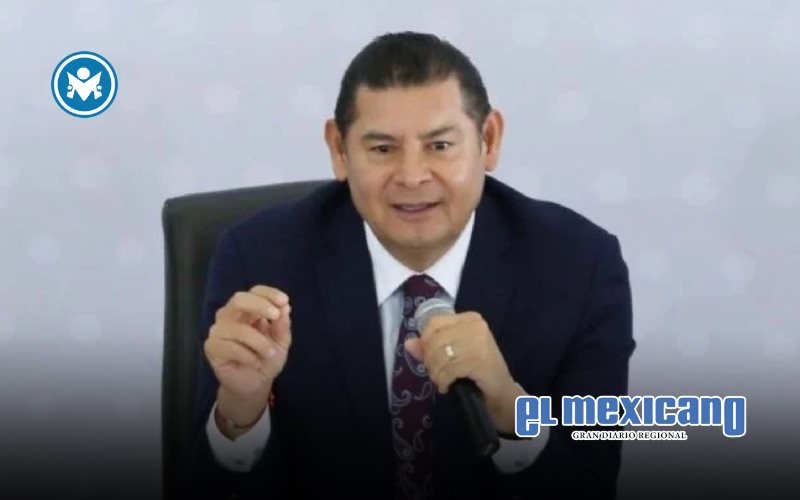 Alejandro Armenta se disculpa tras tronar dedos a secretaria de Turismo en Puebla