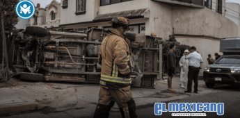 Falla en frenos provoca volcadura de pick-up en Santa Fe 5ta Sección