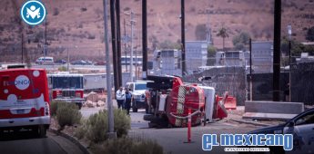 Pipa de bomberos se vuelca en Villa del Campo cuando iba rumbo a un incendio
