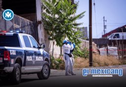 Camión de transporte vuelca en Bulevar 2000