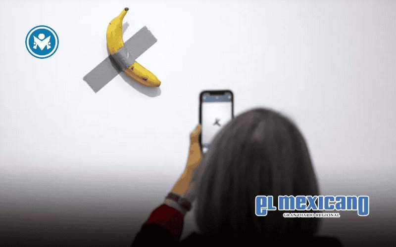 Se comen el plátano de la obra de arte Última banana de Cattelan Se comen el plátano de la obra de arte Última banana de Cattelan