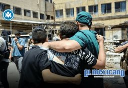 Se comen el plátano de la obra de arte Última banana de Cattelan