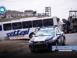 Camión de transporte vuelca en Bulevar 2000