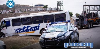Camión de transporte vuelca en Bulevar 2000