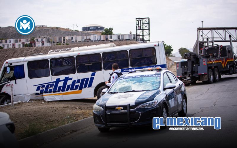 Camión de transporte vuelca en Bulevar 2000