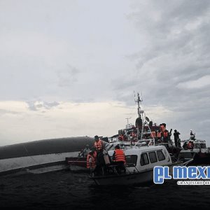 Barco turístico vuelca en la bahía de Ha Long y deja varias víctimas Barco turístico vuelca en la bahía de Ha Long y deja varias víctimas