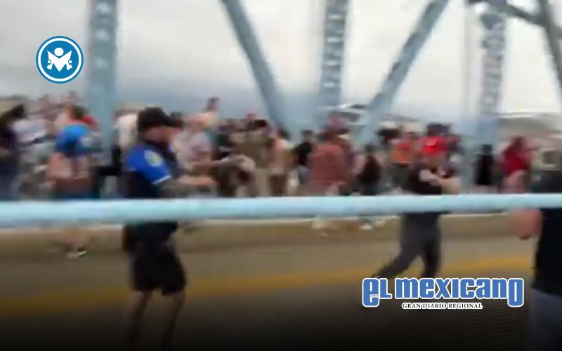 Policías agreden a manifestantes en puente Cincinnati tras protesta contra ICE Policías agreden a manifestantes en puente Cincinnati tras protesta contra ICE