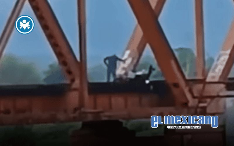 Motociclista escapa por segundos de tren que arrasó su moto en Nayarit