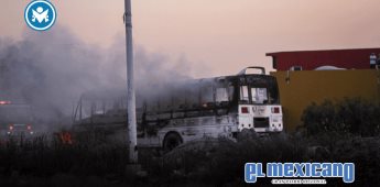 Se incendia transporte de personal en bulevar 2000