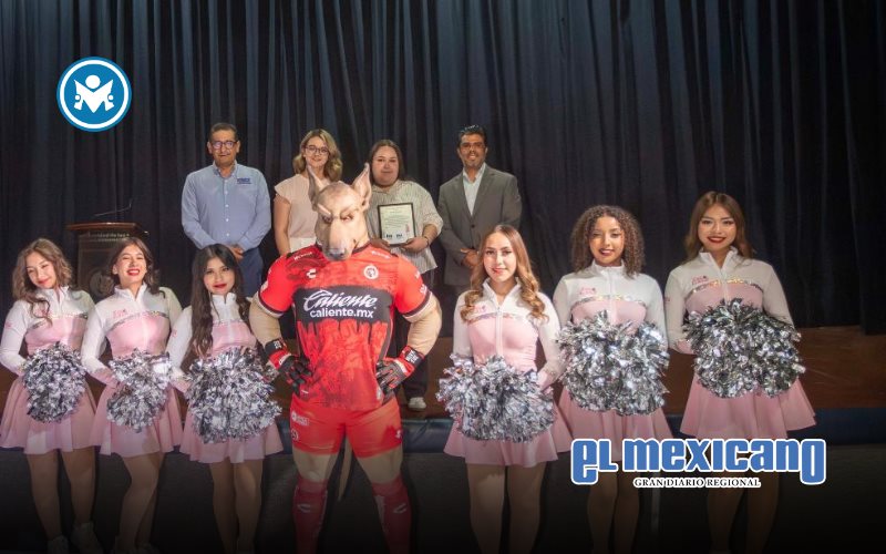 Presentan en UDCI uniforme rosa de "Xolo Girls" diseñado por alumna de Modas