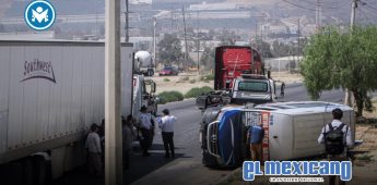 Choque entre tráiler y transporte público en Bulevar 2000 deja varios heridos