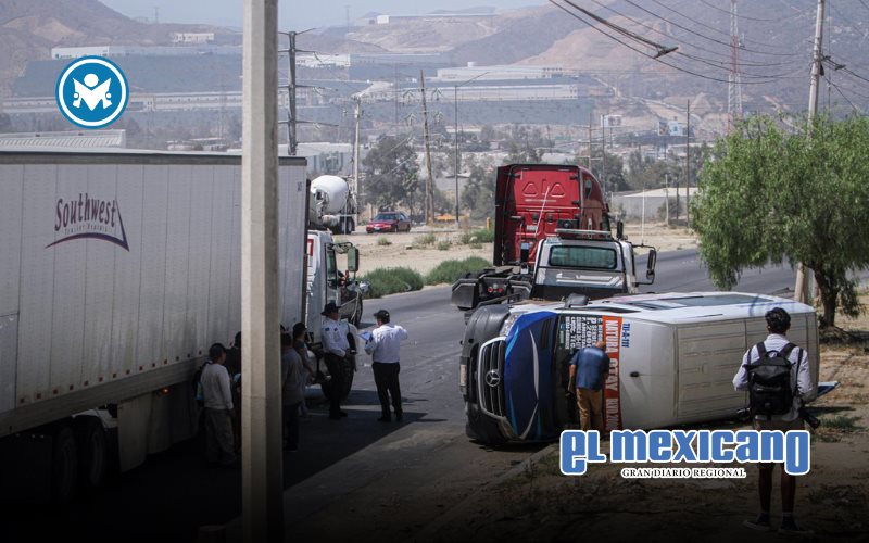 Choque entre tráiler y transporte público en Bulevar 2000 deja varios heridos