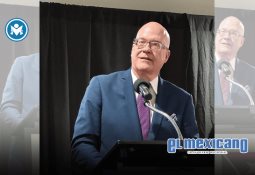 Mujer le da cubetazo a un hombre en Perú tras patear al su perro Mujer le da cubetazo a un hombre en Perú tras patear al su perro